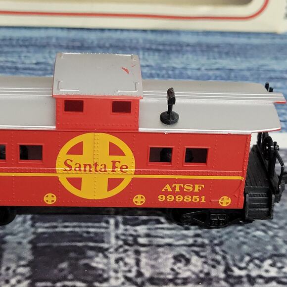 Bachmann H.O scale ATSF Santa Fe caboose train car red/silver - Picture 2 of 8